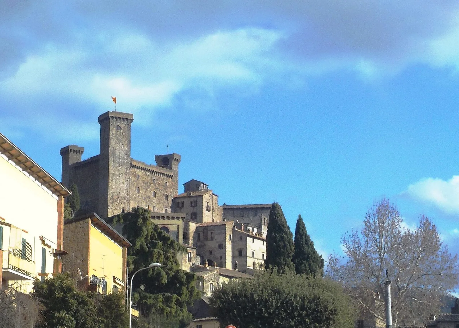 La Rocca Monaldeschi della Cervara con le sue torri merlate sopra le case in pietra del centro storico di Bolsena