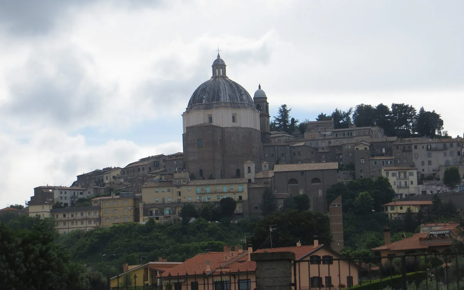 Veduta di Montefiascone sulla collina, dominata dalla grande cupola della cattedrale di Santa Margherita