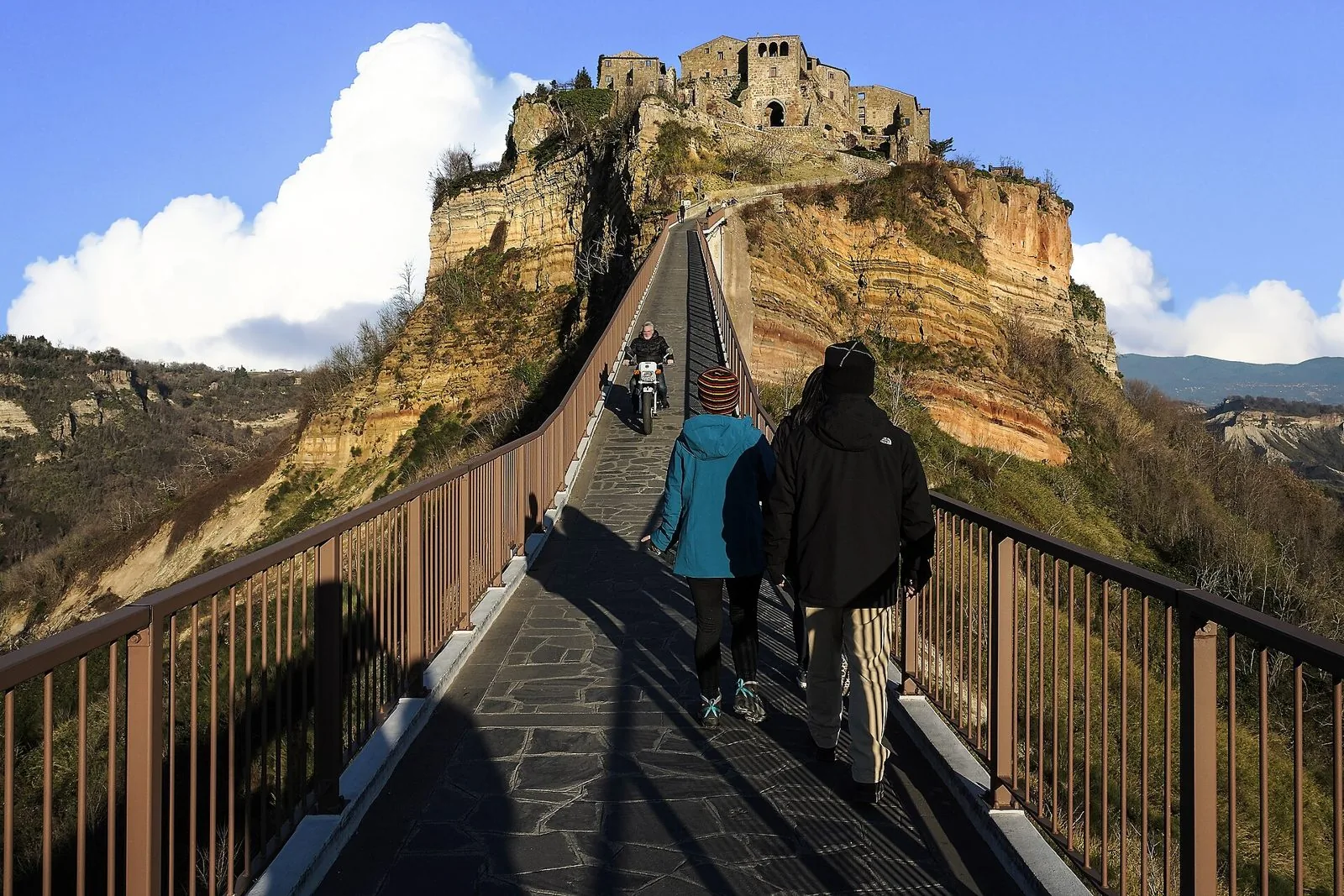 Il ponte pedonale che sale verso il borgo di Civita di Bagnoregio, sullo sperone di tufo sopra la Valle dei Calanchi