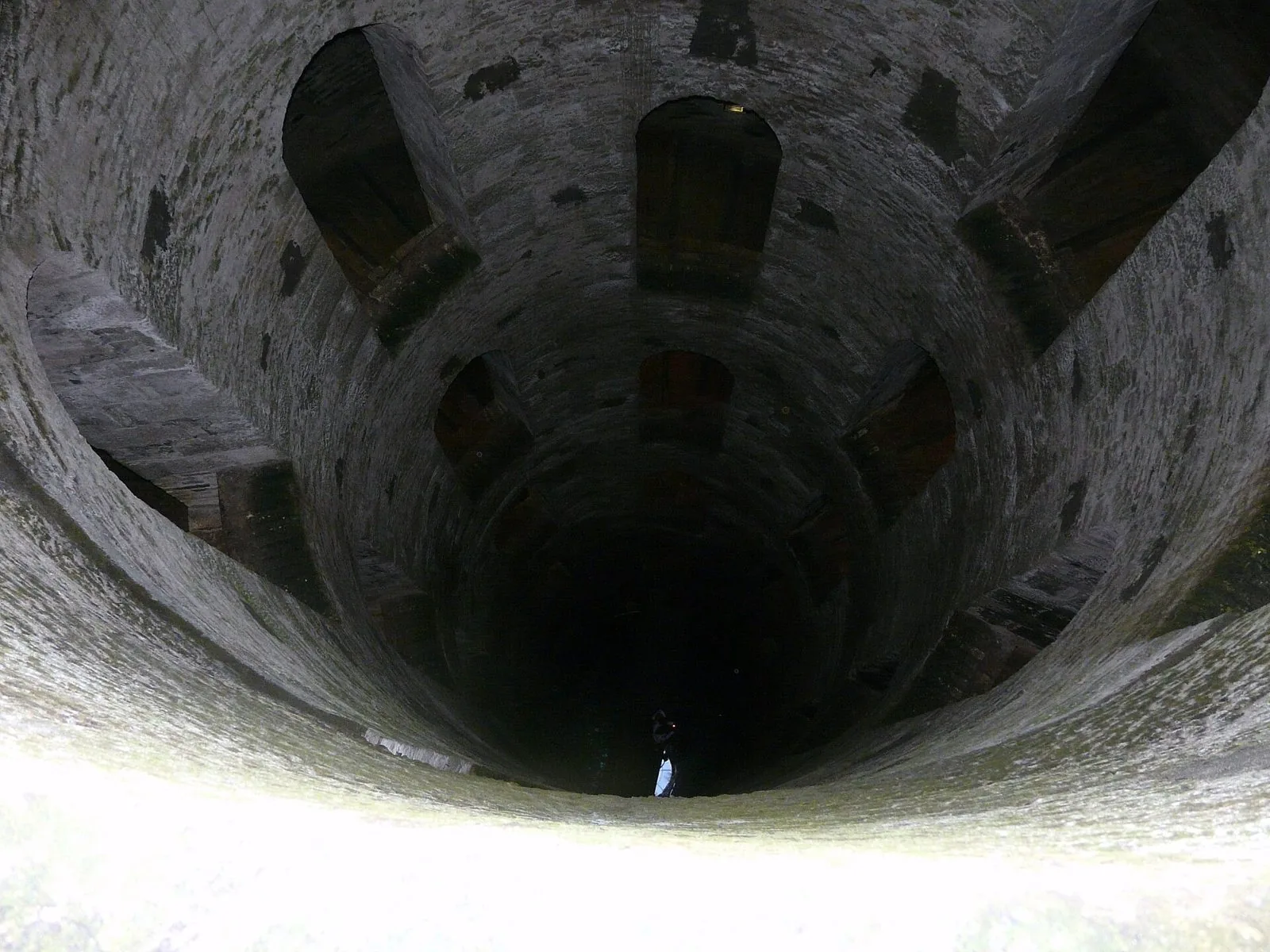 L'interno del Pozzo di San Patrizio a Orvieto visto dall'alto, con le finestre ad arco che si affacciano sul pozzo centrale