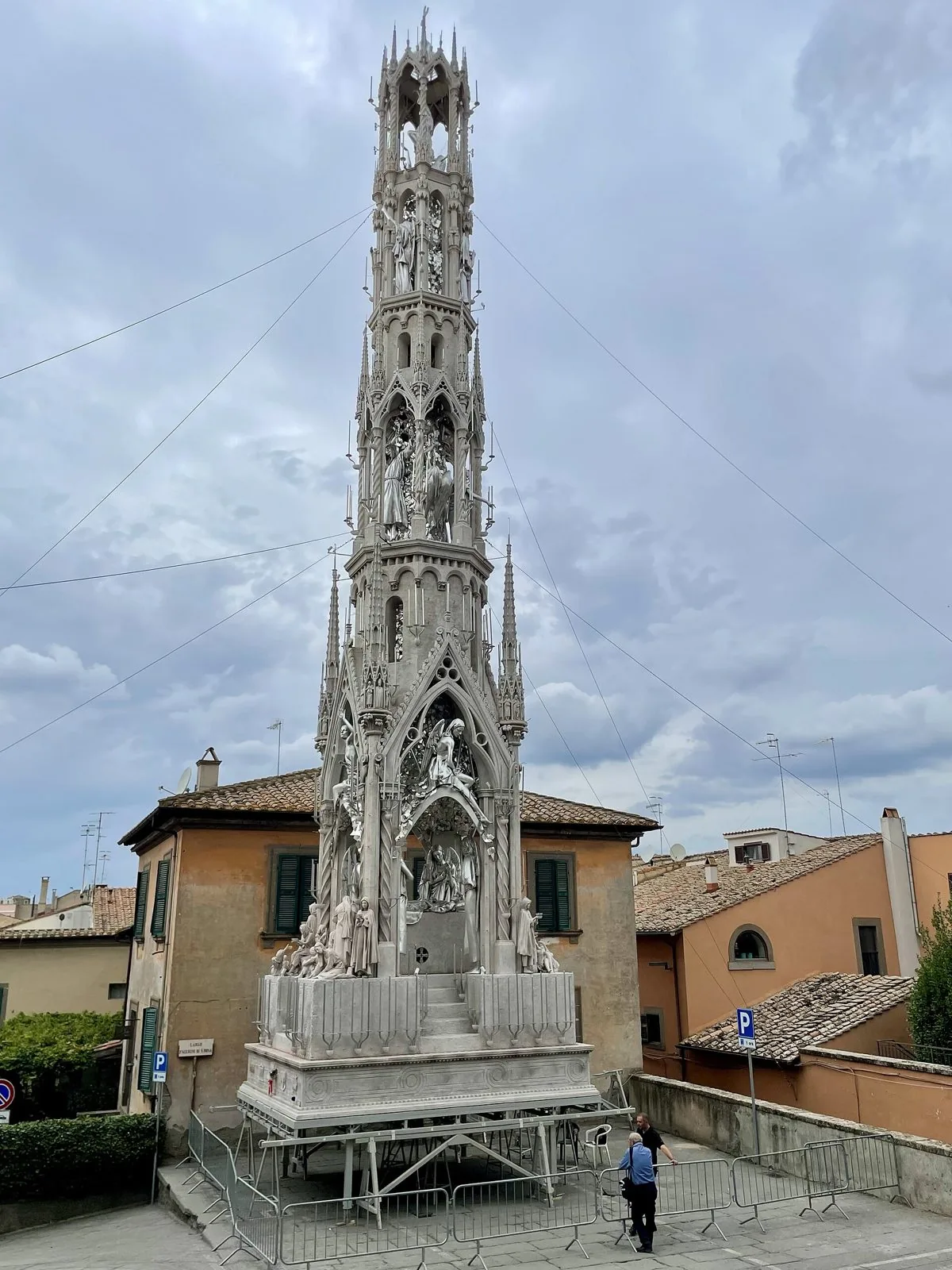 La Macchina di Santa Rosa, alta torre bianca decorata con statue e guglie, montata in largo Facchini di Santa Rosa a Viterbo