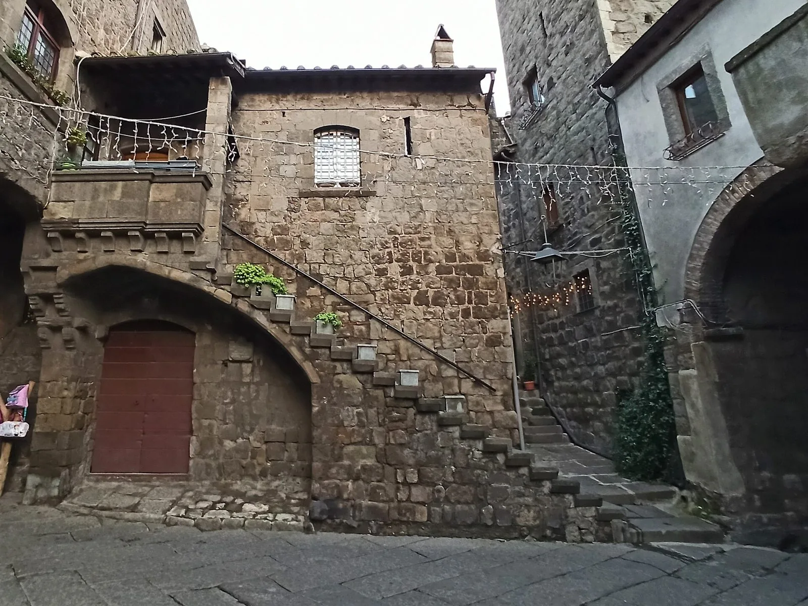 Un profferlo, scala esterna in pietra, in una casa medievale del quartiere di San Pellegrino a Viterbo